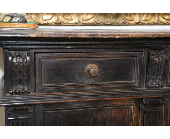 Credenza a due ante italiana in stile seicentesco