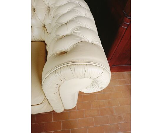 Salotto Chesterfield  colore bianco latte