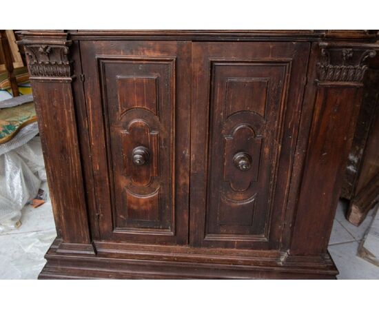 Credenza primo '800 in noce in stile rinascimentale  con splendida patina