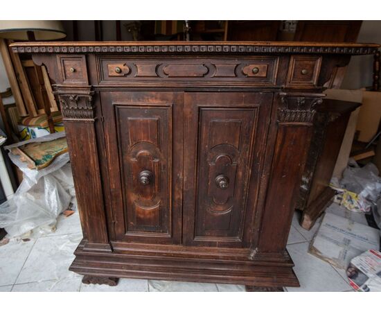 Credenza primo '800 in noce in stile rinascimentale  con splendida patina