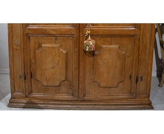 Credenza stipo del '600 in legno dolce 