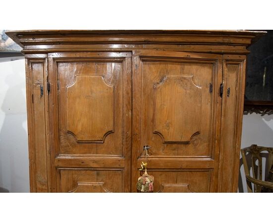 Credenza stipo del '600 in legno dolce 