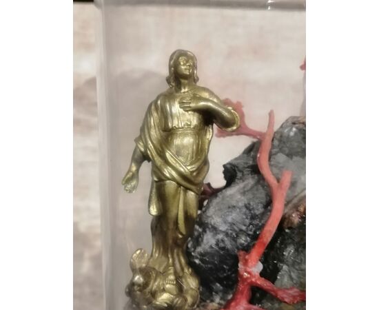 Composizione ex voto in pietra con coralli e statuine in bronzo della Vergine e San Diocleziano entro teca in vetro - '800