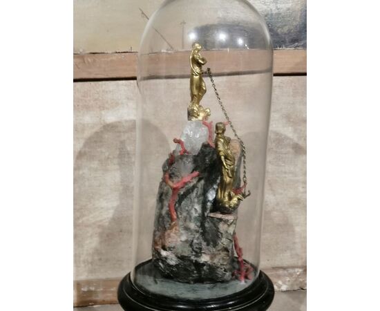 Composizione ex voto in pietra con coralli e statuine in bronzo della Vergine e San Diocleziano entro teca in vetro - '800