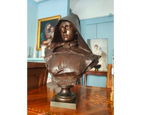 Bellissima, scultura in bronzo di Davide Calandra, intitolata  Fior di chiostro