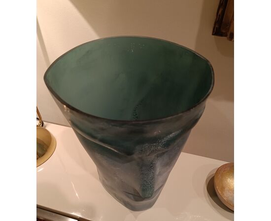 Esplorando l'Eleganza: Il Raffinato Vaso Veneziano in Vetro Satinato con Volto di Uomo verde smeraldo