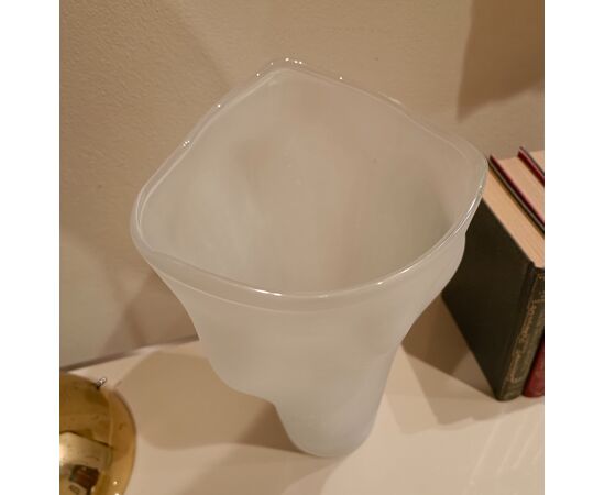 Esplorando l'Eleganza: Il Raffinato Vaso Veneziano in Vetro Satinato