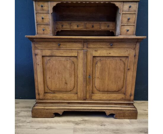 Credenza vetrina da maso in montagna Canazei