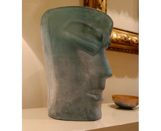 Esplorando l'Eleganza: Il Raffinato Vaso Veneziano in Vetro Satinato con Volto di Uomo verde smeraldo