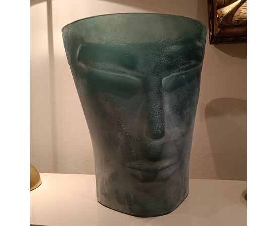 Esplorando l'Eleganza: Il Raffinato Vaso Veneziano in Vetro Satinato con Volto di Uomo verde smeraldo