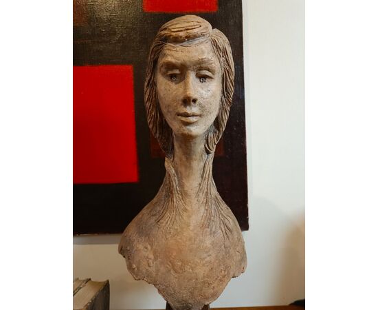 Scultura Femminile in Terracotta del 1976: Un Capolavoro di Vincenzo Brunetti