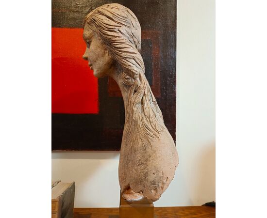 Scultura Femminile in Terracotta del 1976: Un Capolavoro di Vincenzo Brunetti