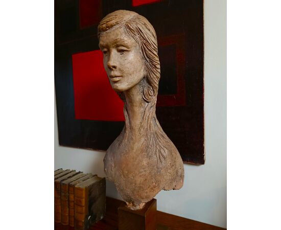 Scultura Femminile in Terracotta del 1976: Un Capolavoro di Vincenzo Brunetti