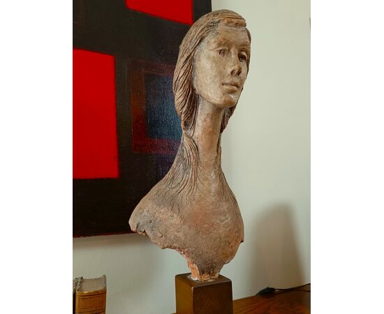 Scultura Femminile in Terracotta del 1976: Un Capolavoro di Vincenzo Brunetti