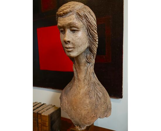 Scultura Femminile in Terracotta del 1976: Un Capolavoro di Vincenzo Brunetti