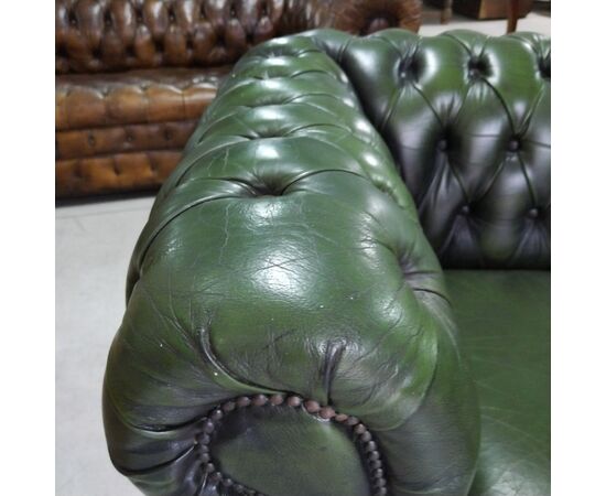 Divano chesterfield club 2 posti inglese originale vintage in pelle verde 