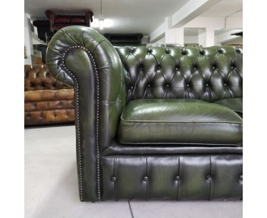 Divano chesterfield club 2 posti inglese originale vintage in pelle verde 