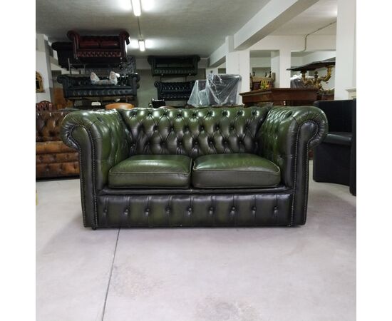 Divano chesterfield club 2 posti inglese originale vintage in pelle verde 