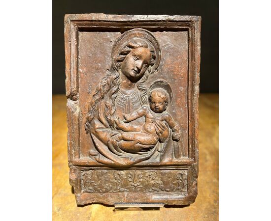 Bassorilievo in terracotta raffigurante Madonna con Bambino