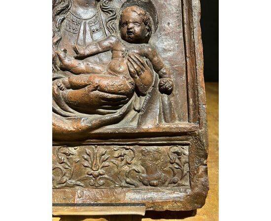 Bassorilievo in terracotta raffigurante Madonna con Bambino