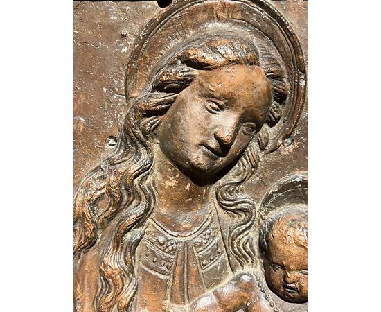 Bassorilievo in terracotta raffigurante Madonna con Bambino