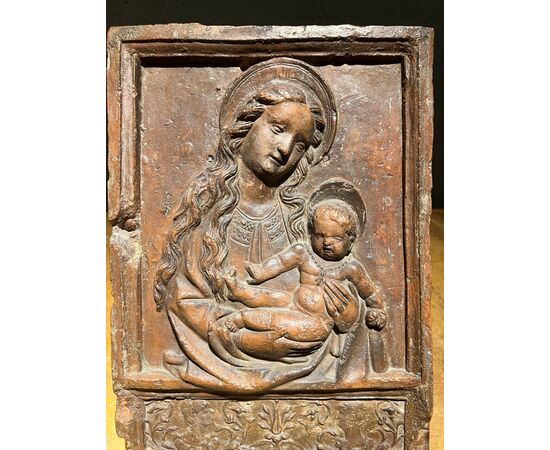 Bassorilievo in terracotta raffigurante Madonna con Bambino