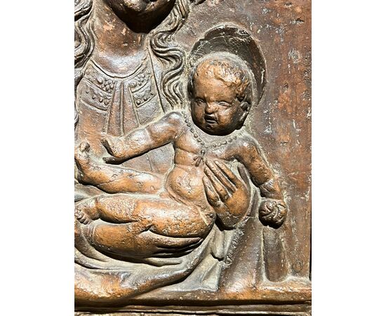 Bassorilievo in terracotta raffigurante Madonna con Bambino