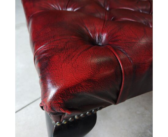 Poggiapiedi o pouf chesterfield vintage inglese originale in pelle bordeaux 