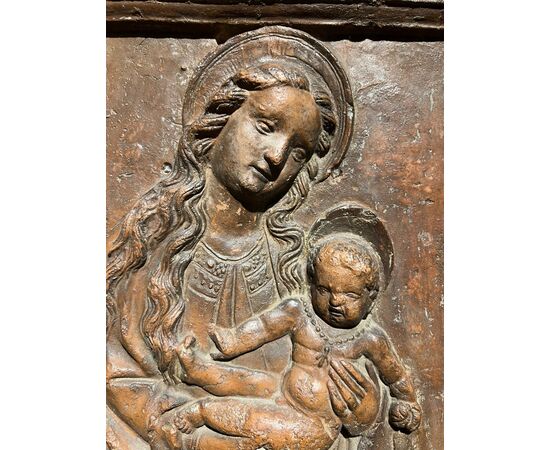 Bassorilievo in terracotta raffigurante Madonna con Bambino