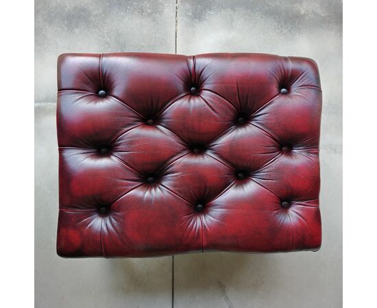 Poggiapiedi o pouf chesterfield vintage inglese originale in pelle bordeaux 