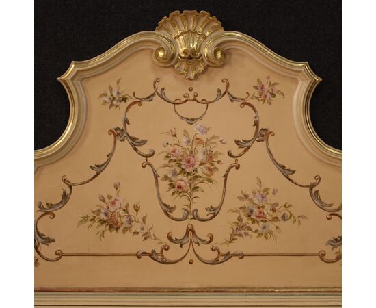 Venetian chest in lacquered and painted wood