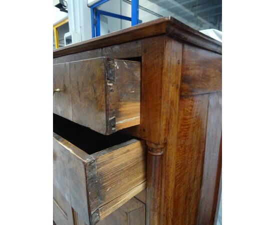 Credenza Impero in noce a mezza colonna con porte e due cassetti Francia