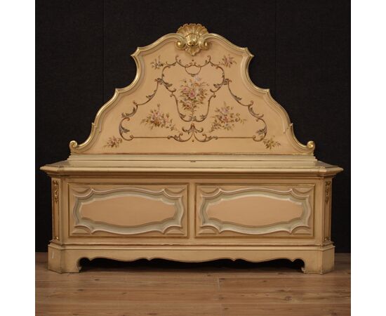 Venetian chest in lacquered and painted wood