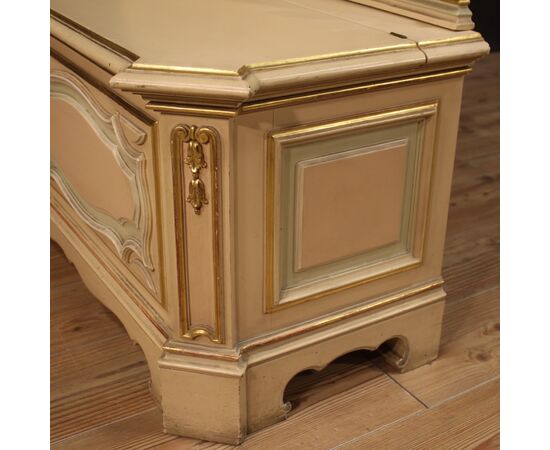 Venetian chest in lacquered and painted wood