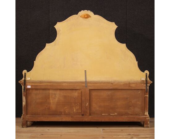 Venetian chest in lacquered and painted wood