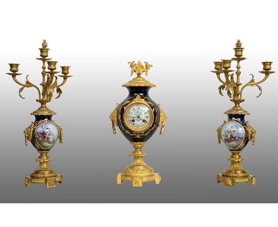 Trittico di orologio antico Napoleone III Francese in bronzo dorato e porcellana di Sevres. Periodo XIX secolo.