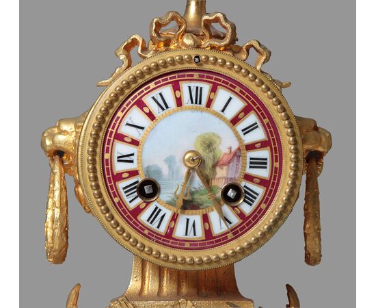 Trittico composto da orologio e due vasi in porcellana di Sevres del 1800