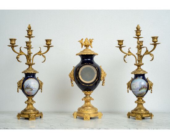 Trittico di orologio antico Napoleone III Francese in bronzo dorato e porcellana di Sevres. Periodo XIX secolo.