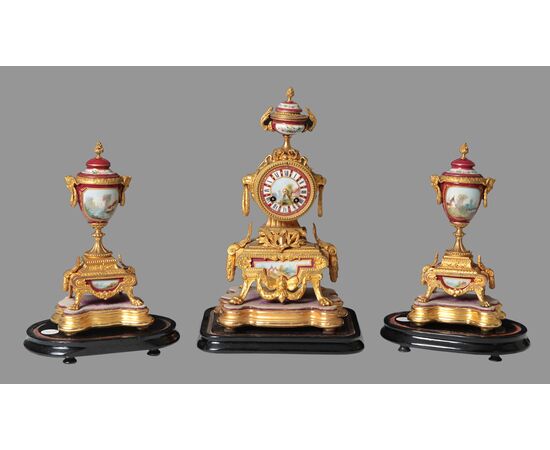 Trittico composto da orologio e due vasi in porcellana di Sevres del 1800