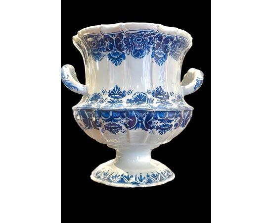 Vaso in maiolica a corpo rastremato con due manici e decoro monocromo blu alla ‘Rouen’.Pasquale Antonibon,Nove di Bassano.