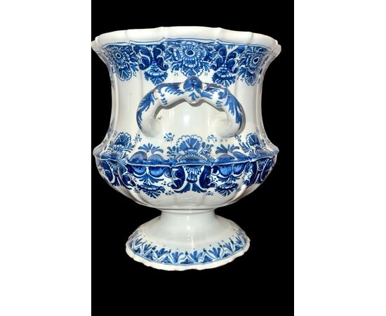 Vaso in maiolica a corpo rastremato con due manici e decoro monocromo blu alla ‘Rouen’.Pasquale Antonibon,Nove di Bassano.