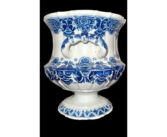 Vaso in maiolica a corpo rastremato con due manici e decoro monocromo blu alla ‘Rouen’.Pasquale Antonibon,Nove di Bassano.