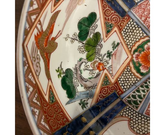 Antico piatto in porcellana Imari Japan Meiji periodo XIX sec con animali e paesaggio . Meiji mis 25 h 9