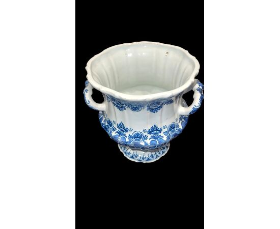 Vaso in maiolica a corpo rastremato con due manici e decoro monocromo blu alla ‘Rouen’.Pasquale Antonibon,Nove di Bassano.