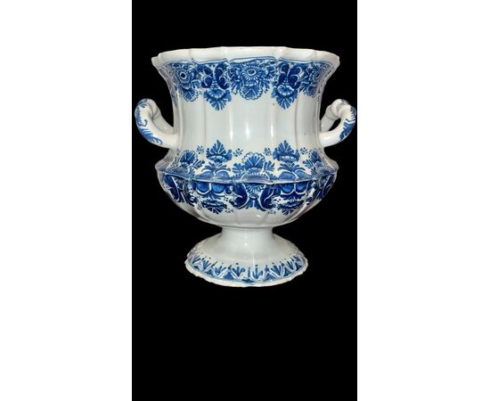 Vaso in maiolica a corpo rastremato con due manici e decoro monocromo blu alla ‘Rouen’.Pasquale Antonibon,Nove di Bassano.