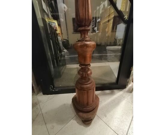 Coppia di candelieri fine '700 in legno intagliato