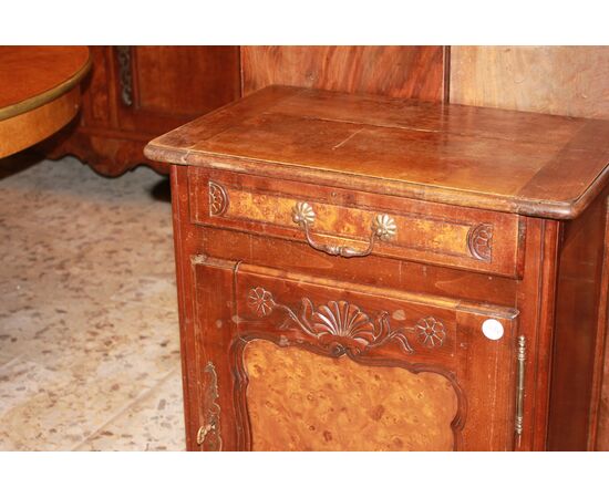 Piccola Credenza Provenzale in legno di noce e olmo ad 1 anta