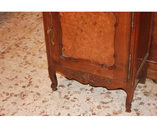 Piccola Credenza Provenzale in legno di noce e olmo ad 1 anta