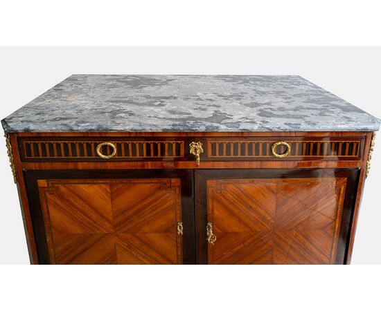 Credenza antica Napoleone III Francese in legni esotici pregiati con innesti di elementi in bronzo dorato. Periodo XIX secolo.