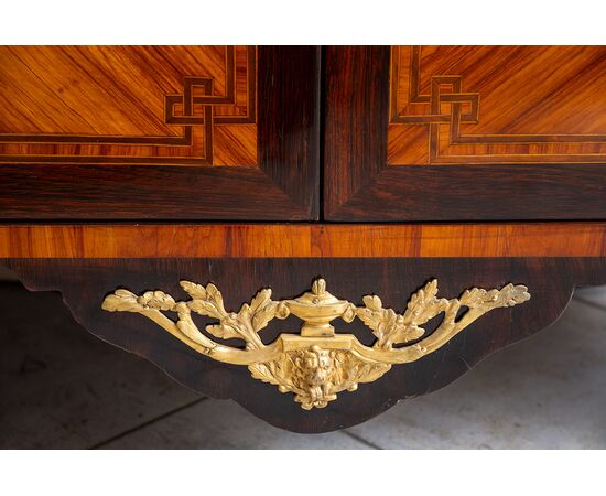 Credenza antica Napoleone III Francese in legni esotici pregiati con innesti di elementi in bronzo dorato. Periodo XIX secolo.